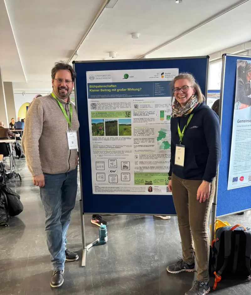 Markus Röhl (links) und Lea Streit (rechts) beim 38. DNT in Berlin mit einem Poster zum Thema Blühpatenschaften. (Foto: Caroline Fischer)