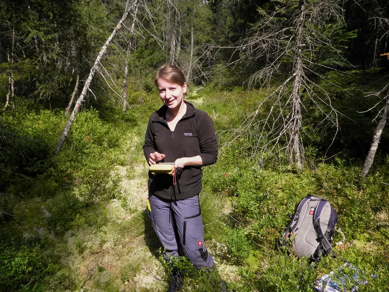 Frau Brinkmann im Wald stehend