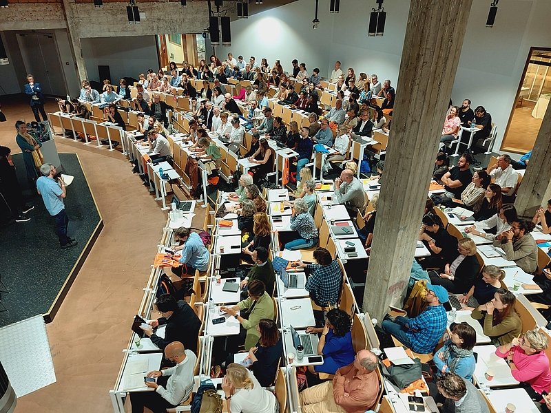 Konferenzteilnehmer in den Bänken sitzend, Ansicht von oben