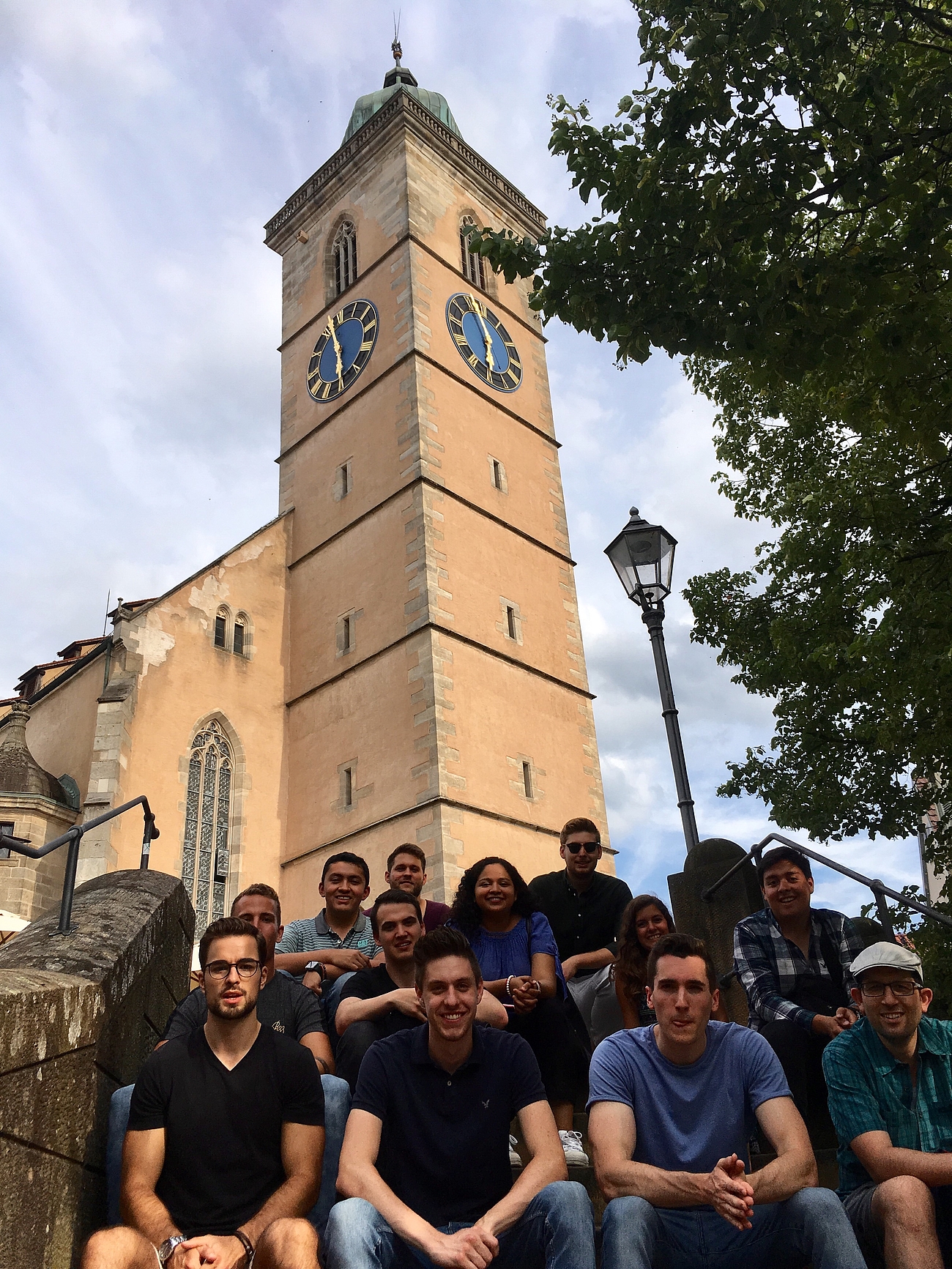 Gruppe Studierender unterhalb der Kirche