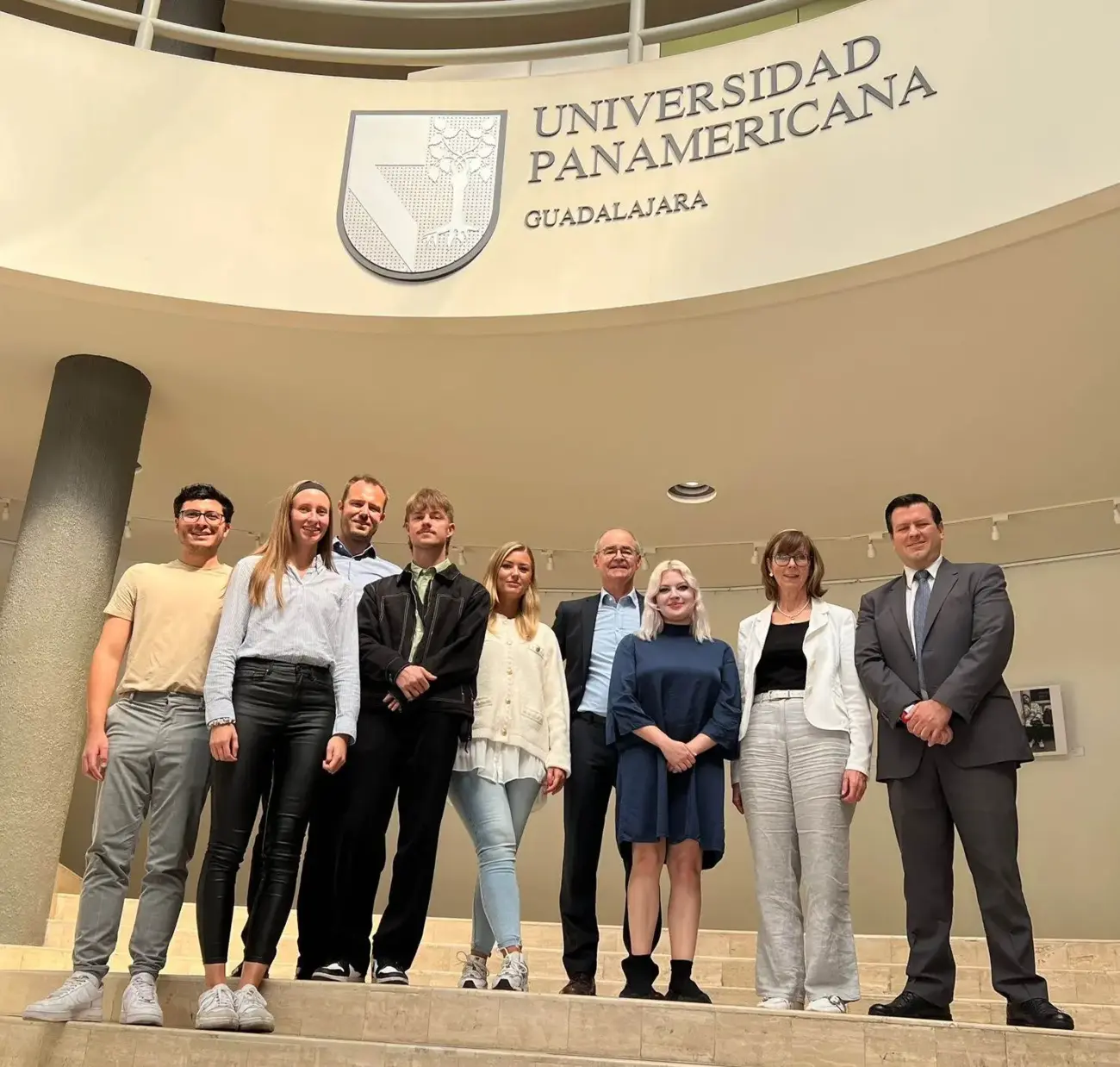 Gruppe von Studierenden und Professoren an der Universidad Panamericana
