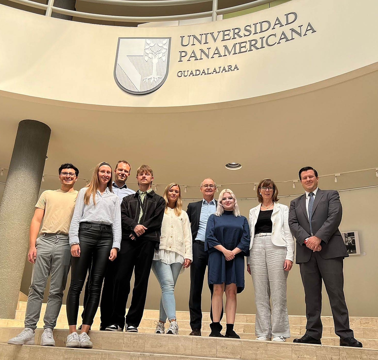 Gruppe von Studierenden und Professoren an der Universidad Panamericana