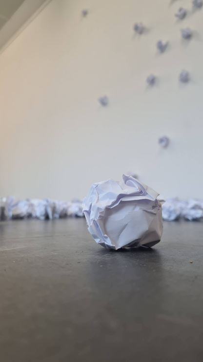weisser zerknüllter Papierball im Raum